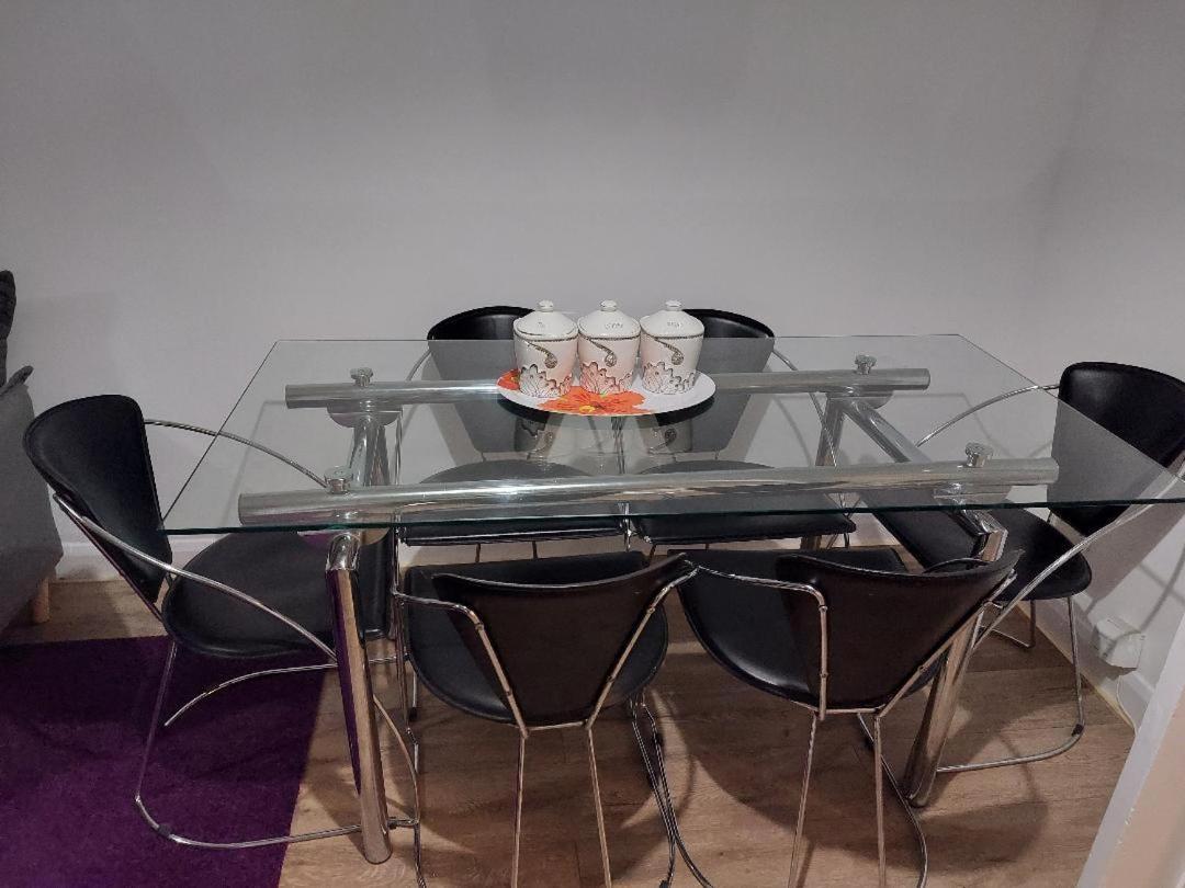 Superb 2 Bedroom Flat, Sleeps 6 Croydon Luaran gambar